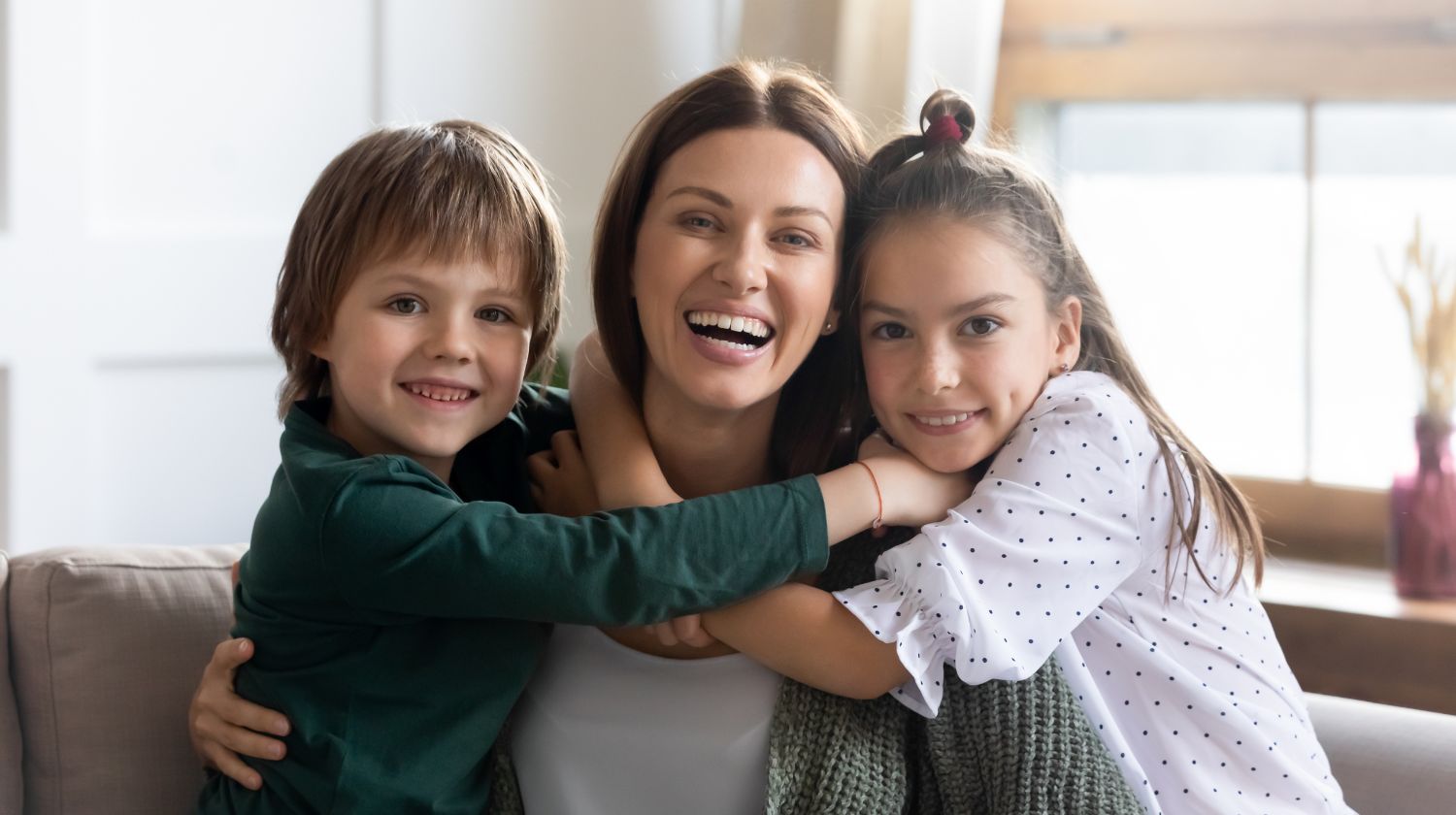 Mama dvoje dece u zagrljaju