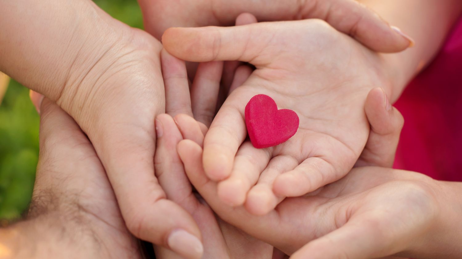 Ruke mama, tata, dete, srce na dlanu