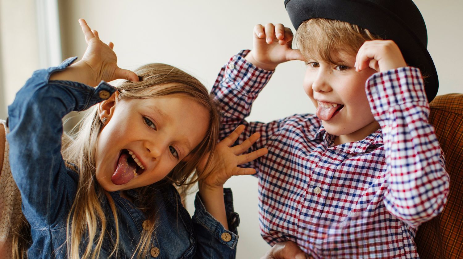 Dečak i devojčica prave grimase i krevelje se