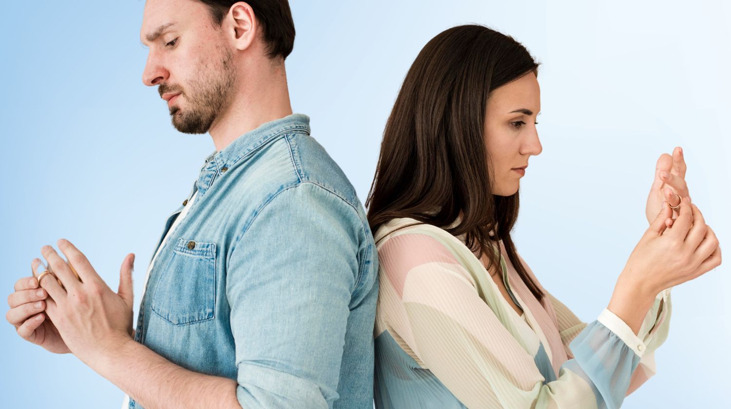 Muž i žena leđima okrenuti jedno drugom