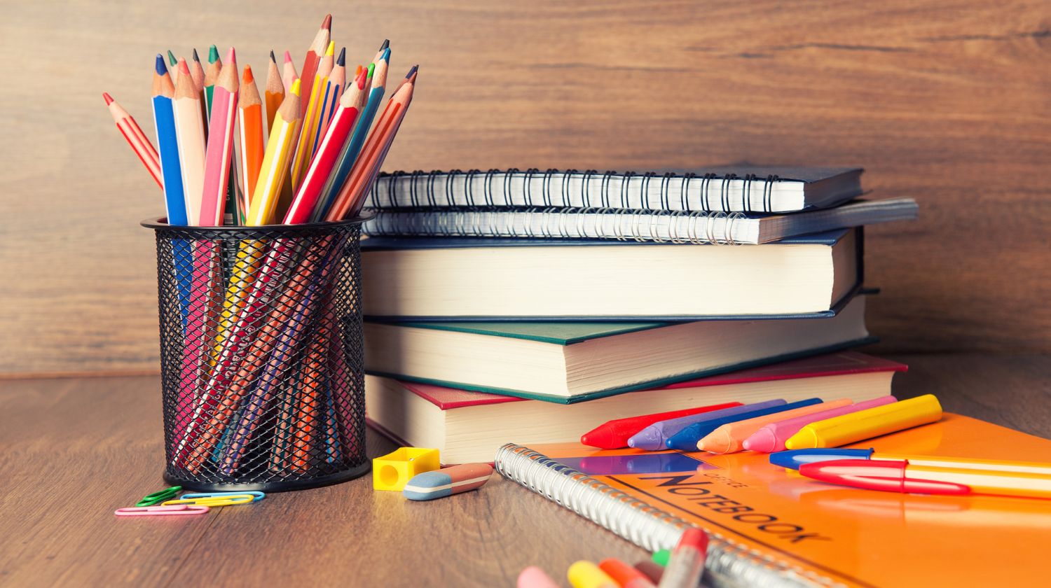 Stvari za školu, bojice, sveske i udžbenici