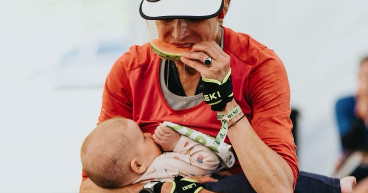 Stefani Kejs doji bebu dok se okrepljuje na trci