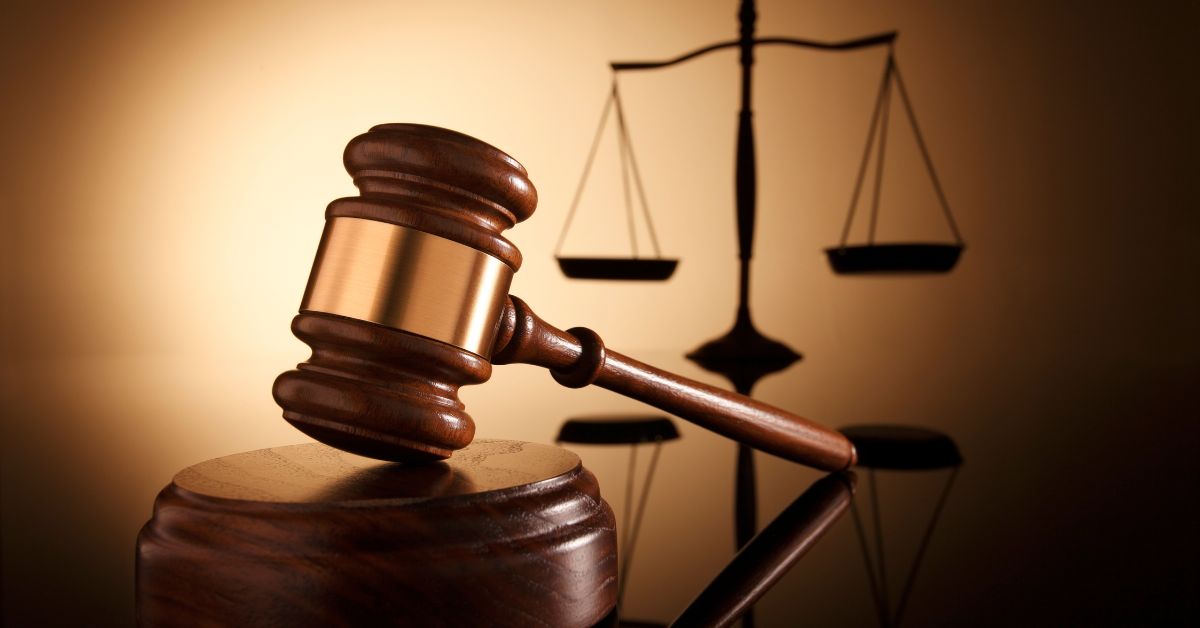 Simboli suđenja sudijin čekić i terazije