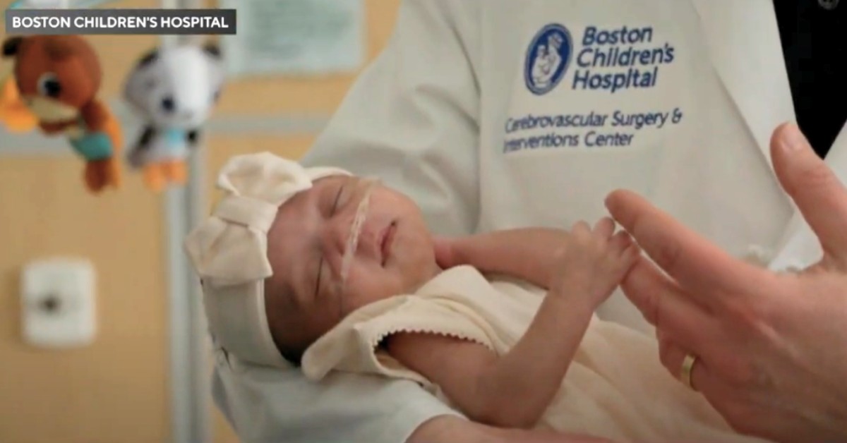 beba u rukama doktora