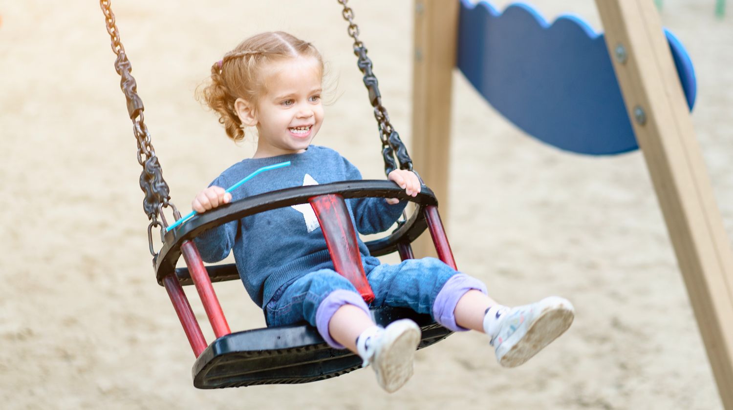 Mala devojčica se ljulja