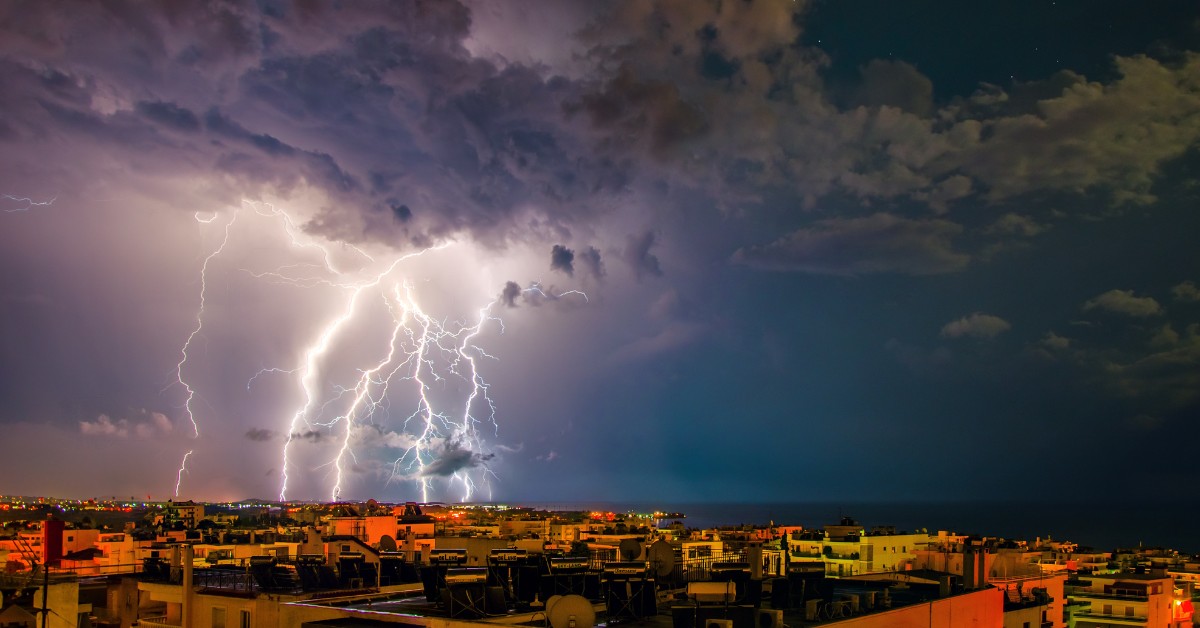 oluja i grmljavina nad gradom