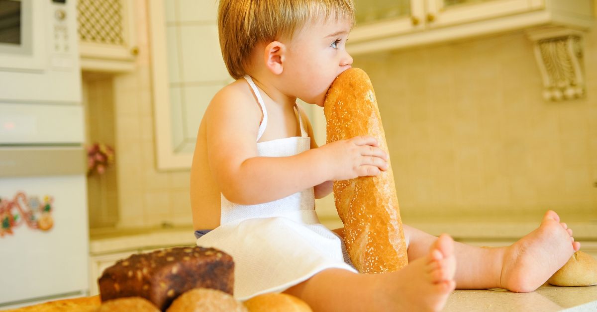 Beba sedi i grize veknu hleba