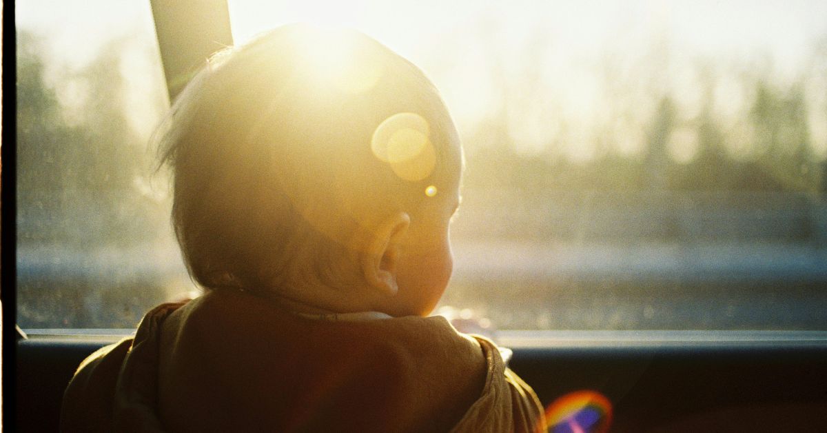 Beba gleda kroz prozor