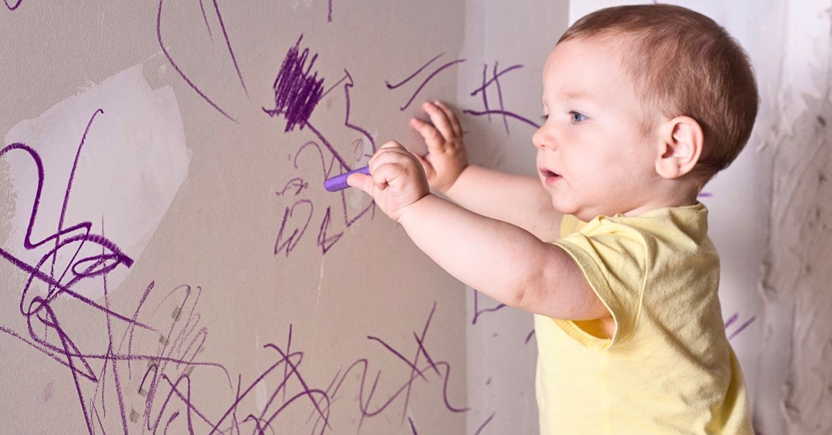 Malo dete šara po zidu