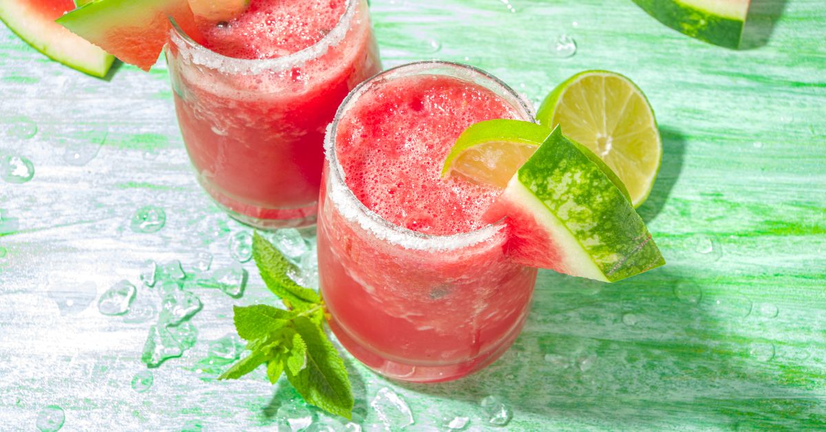 Čaše pune soka od lubenice