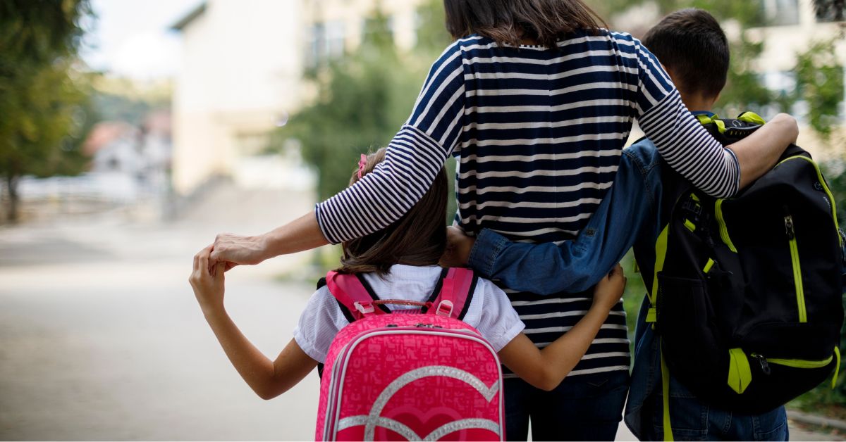 Mama sa decom idu iz škole