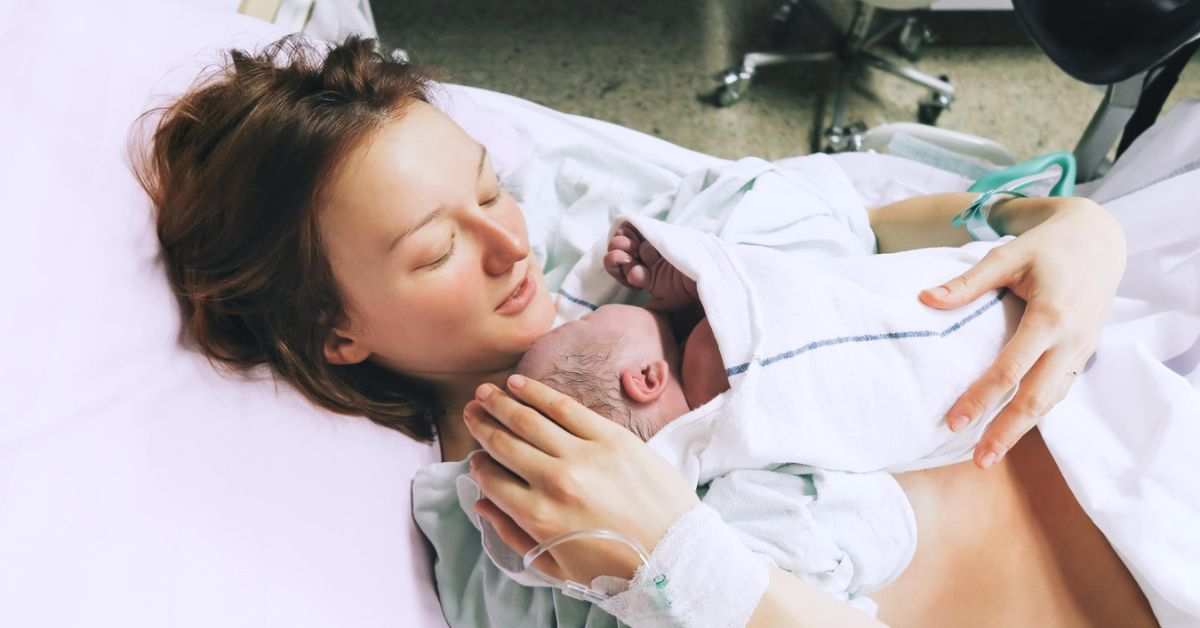 Mama drži u naručju tek rođenu bebu