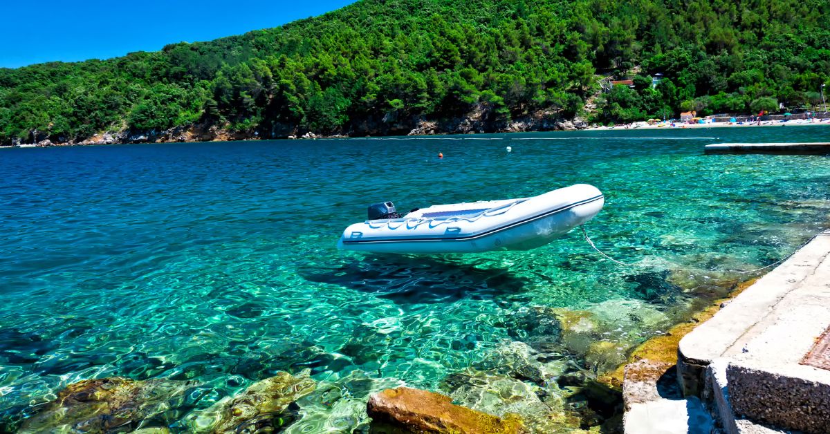 Obala mora čamac privezan za mol