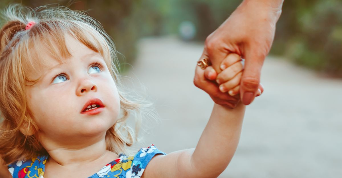 Devojčica drži mamu za ruku