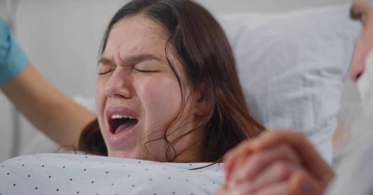 Žena na porođaju u trenutku kontrakcija