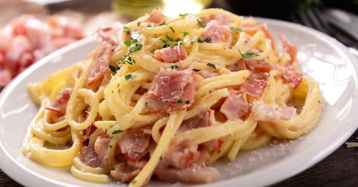 Pasta karbonara poslužena u tanjiru