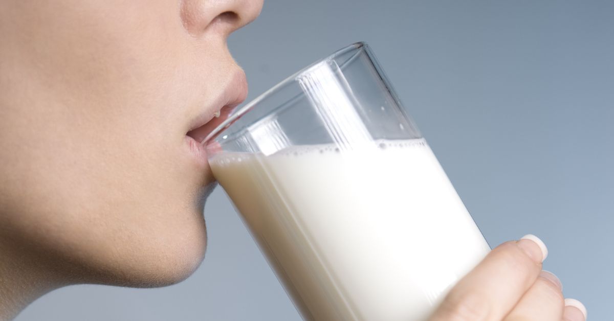 žena pije mleko iz čaše