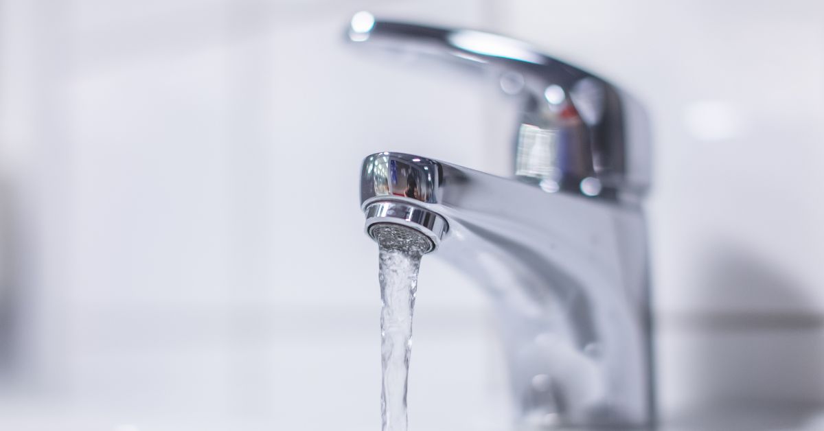 Otvorena česma sa koje ide voda