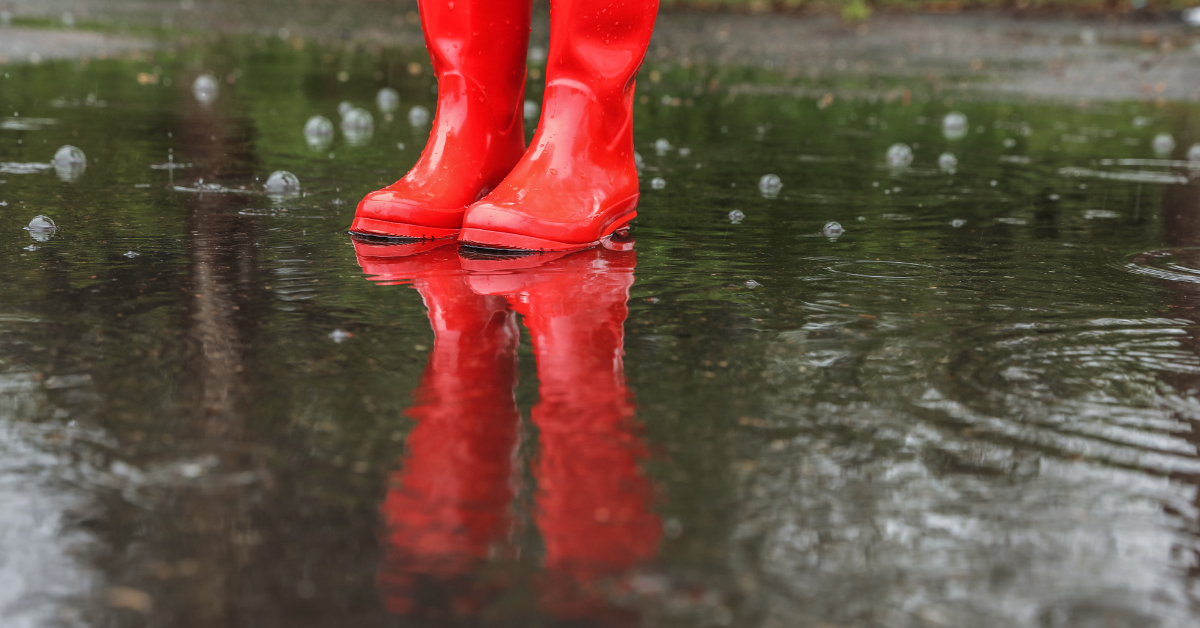 Crvene gumene čizme jaka kiša