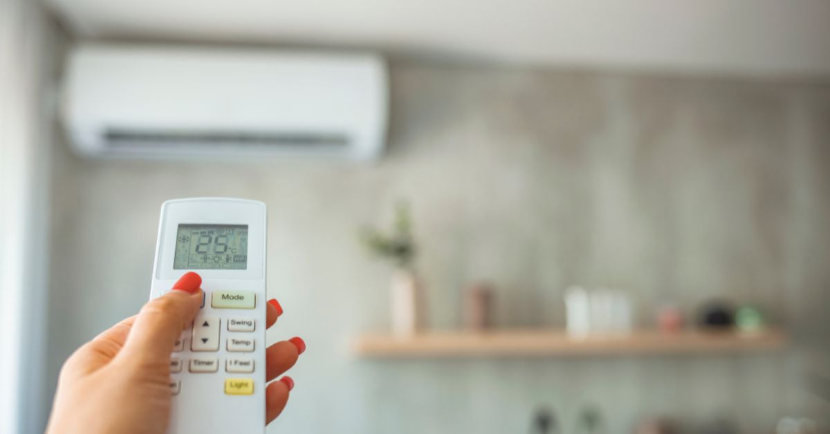 Klima uređaj daljinski u ruci