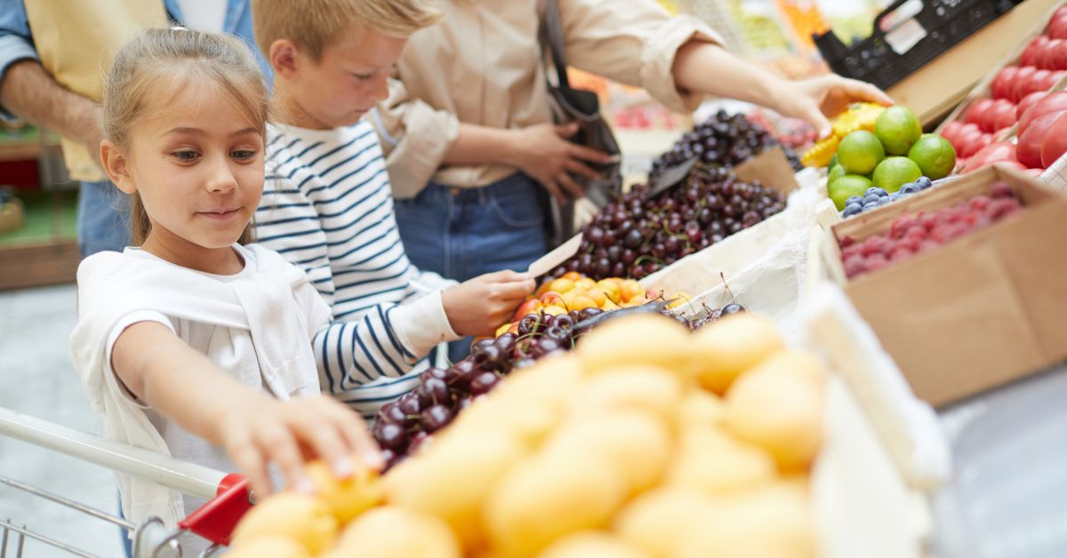 Mama sa decom kupuje voće i povrće