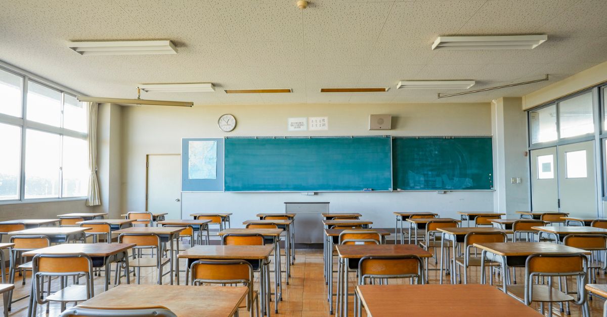 Prazna ućionica školske klupe i obrisana tabla