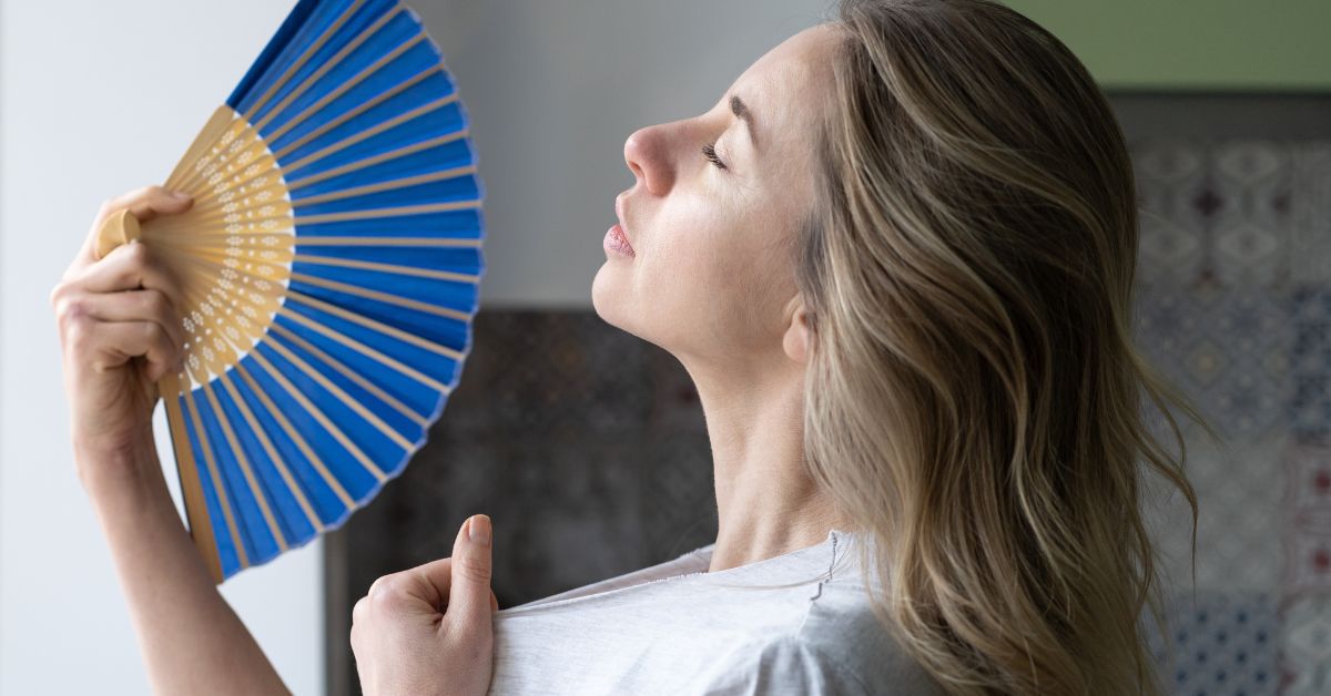 Žena pokušava da se rashladi lepezom