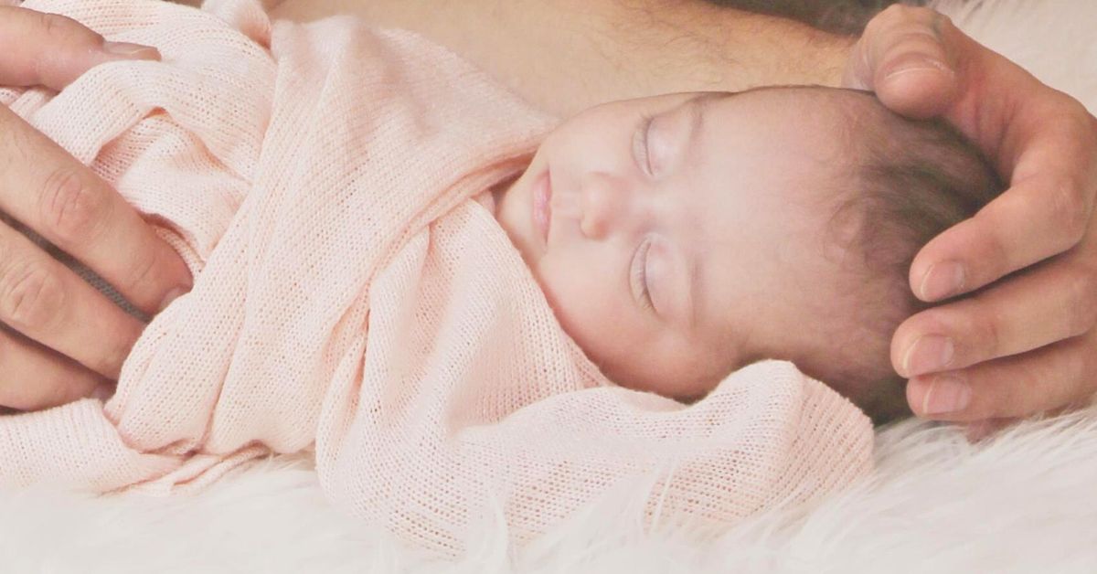 Novorođena beba u tatinim rukama