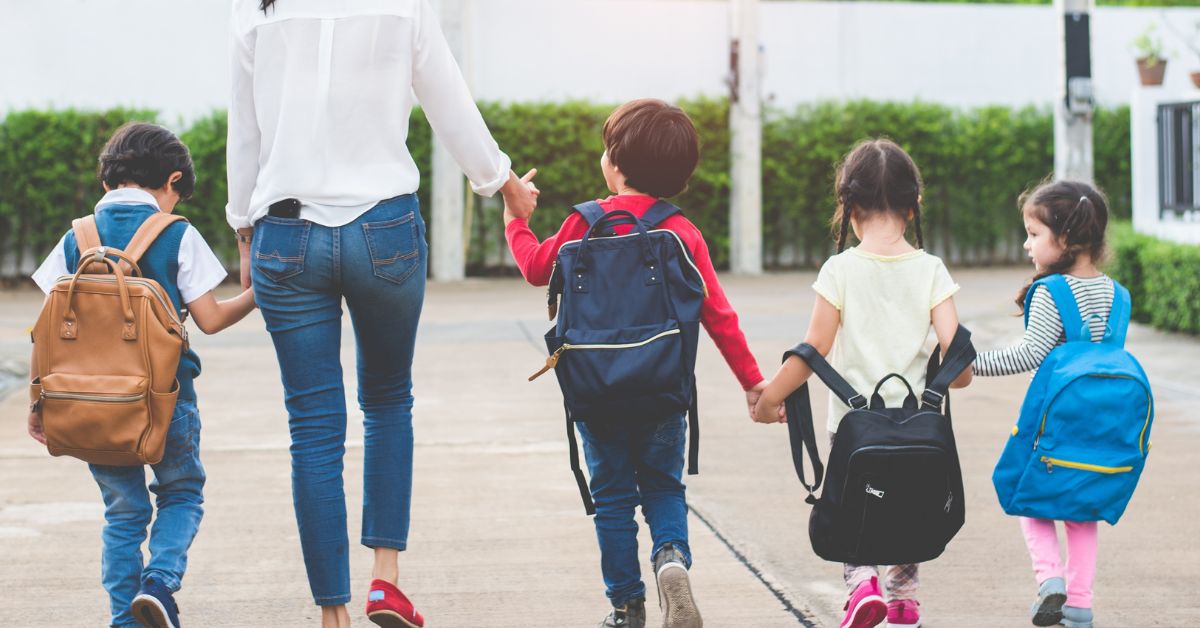 Deca idu u školu drže se za ruke