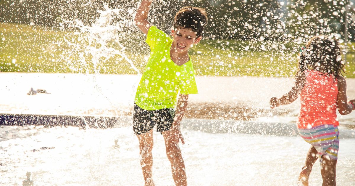 Dečak i devojčica prskalica osveženje