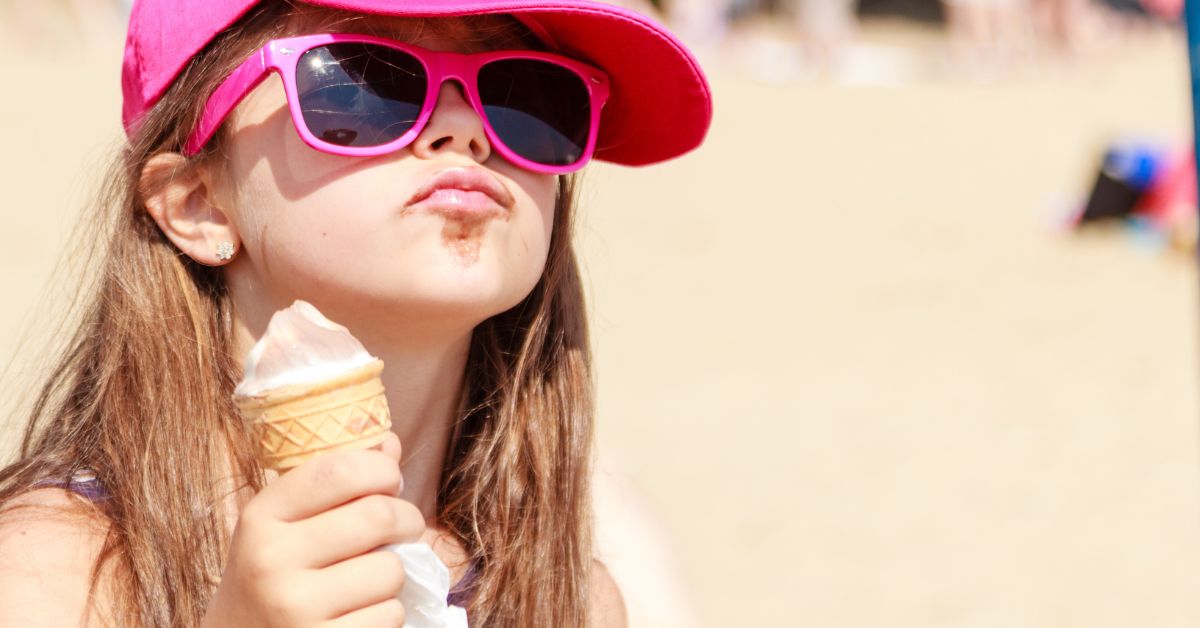 Devojčica na suncu jede sladoled