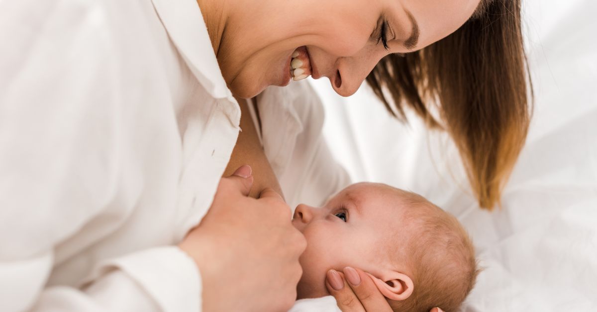 Mama doji bebu i smeška joj se