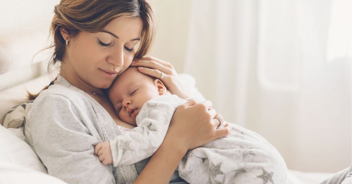 Beba spava mami na grudima