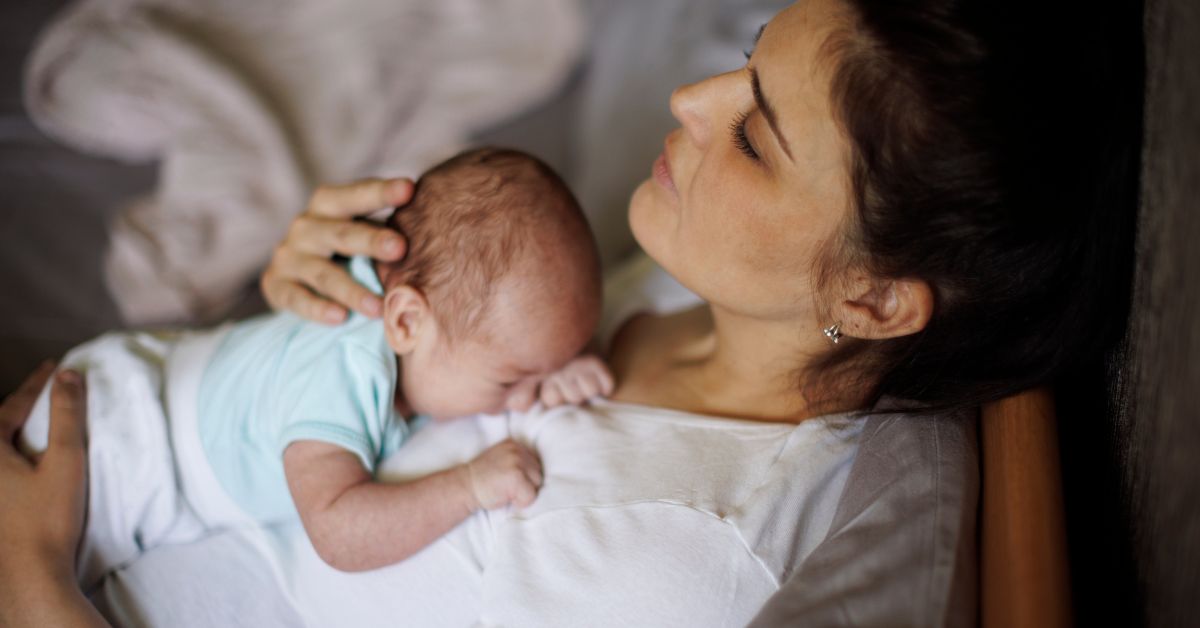 Mama tužna drži bebu u naručju