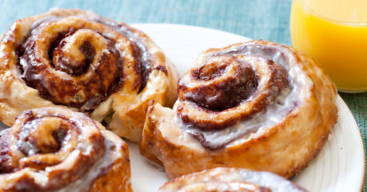 Rolnice sa cimetom poslužene u tanjiru