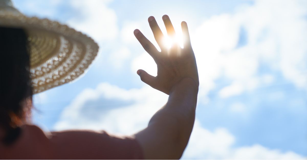 Ruka nasuprot sunca vrućina