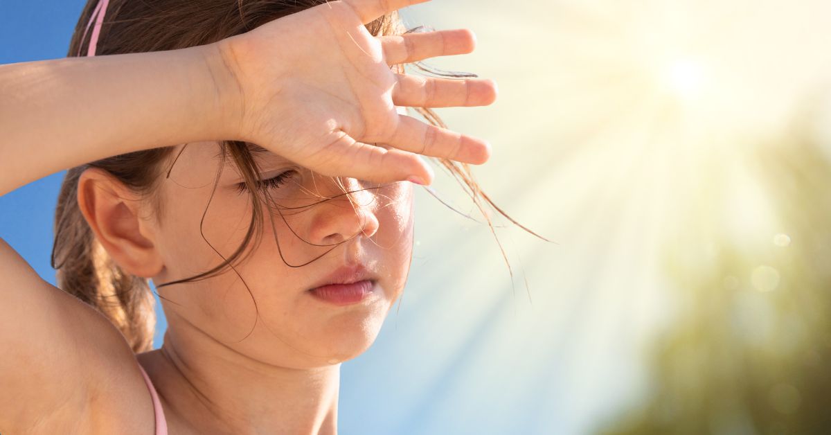 Devojčica se drži za čelo vreo dan