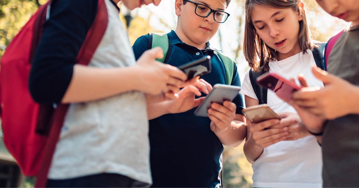 deca drže mobilne telefone u školi