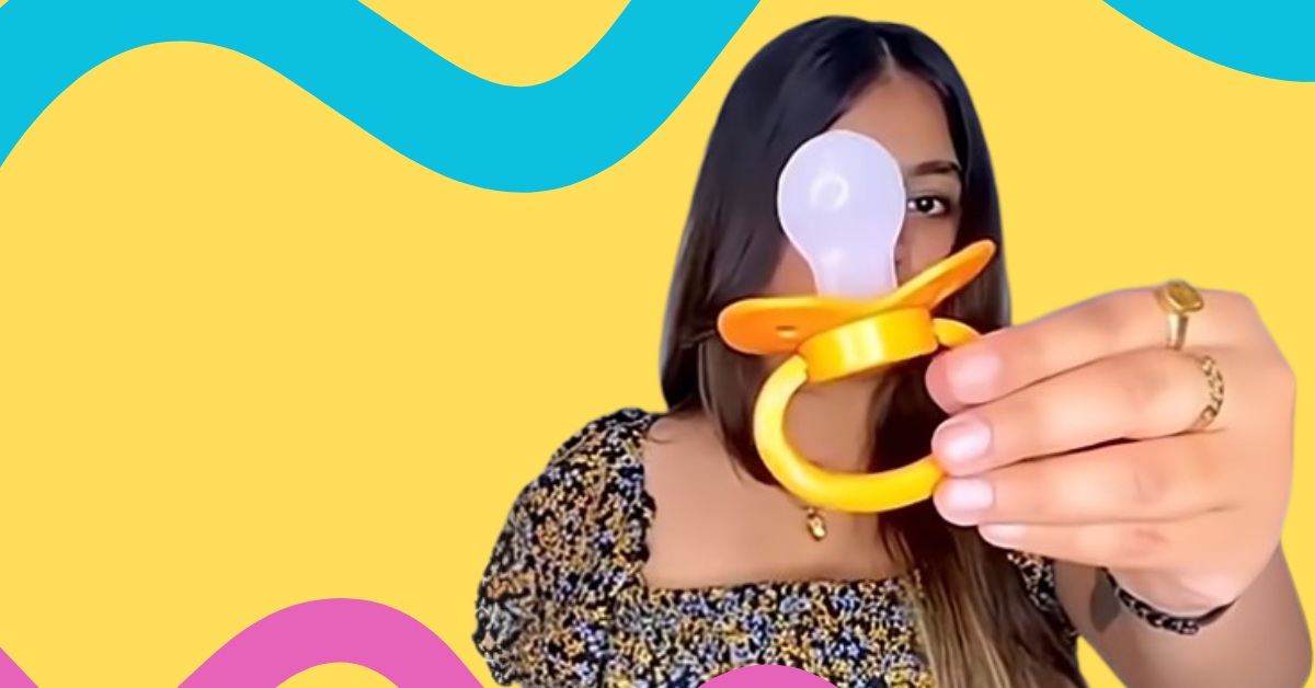 devojka drži cuclu za odrasle