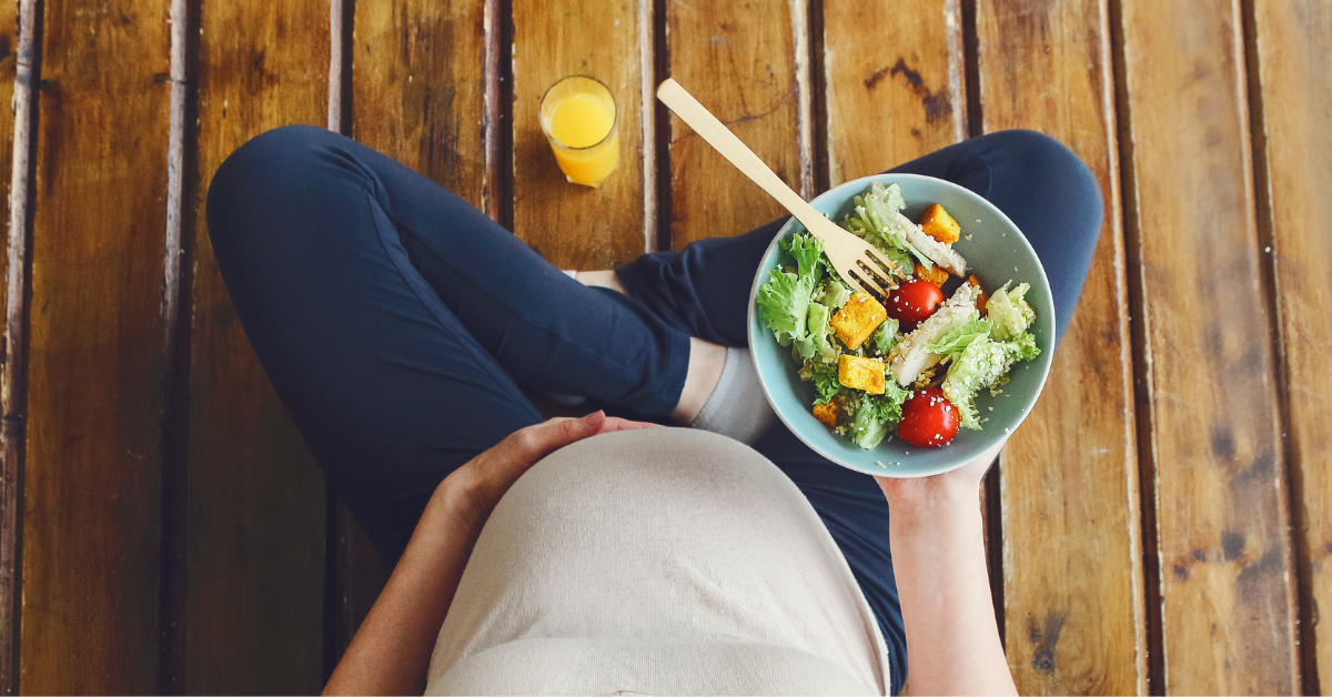 trudnica jede salatu