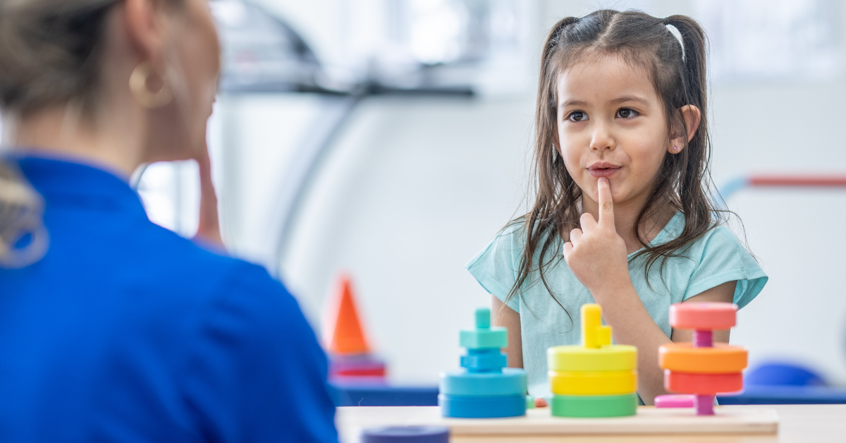 Devojčica od 6 godina kod logopeda pokazuje usta dok izgovara glasove