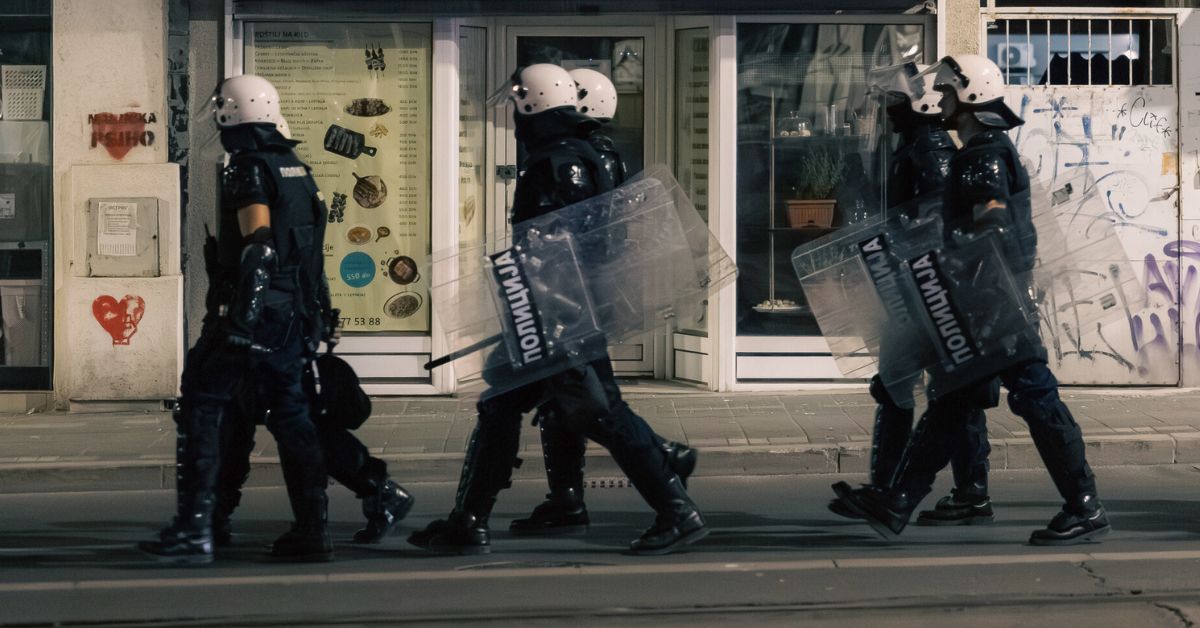 Policija u opremi za razbijanje demonstracija