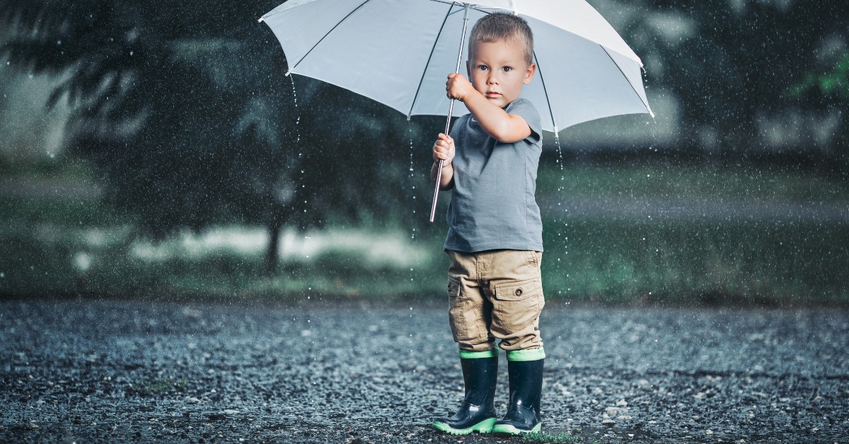 Dečak drži kišobran