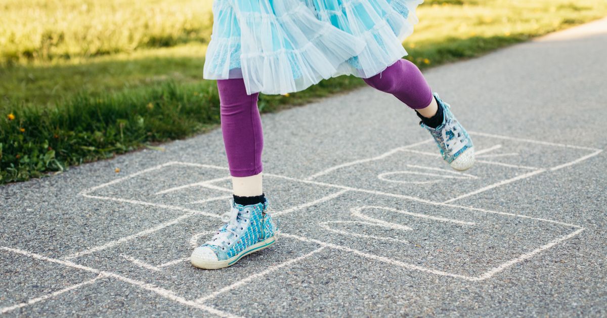 Devojčica skače školice