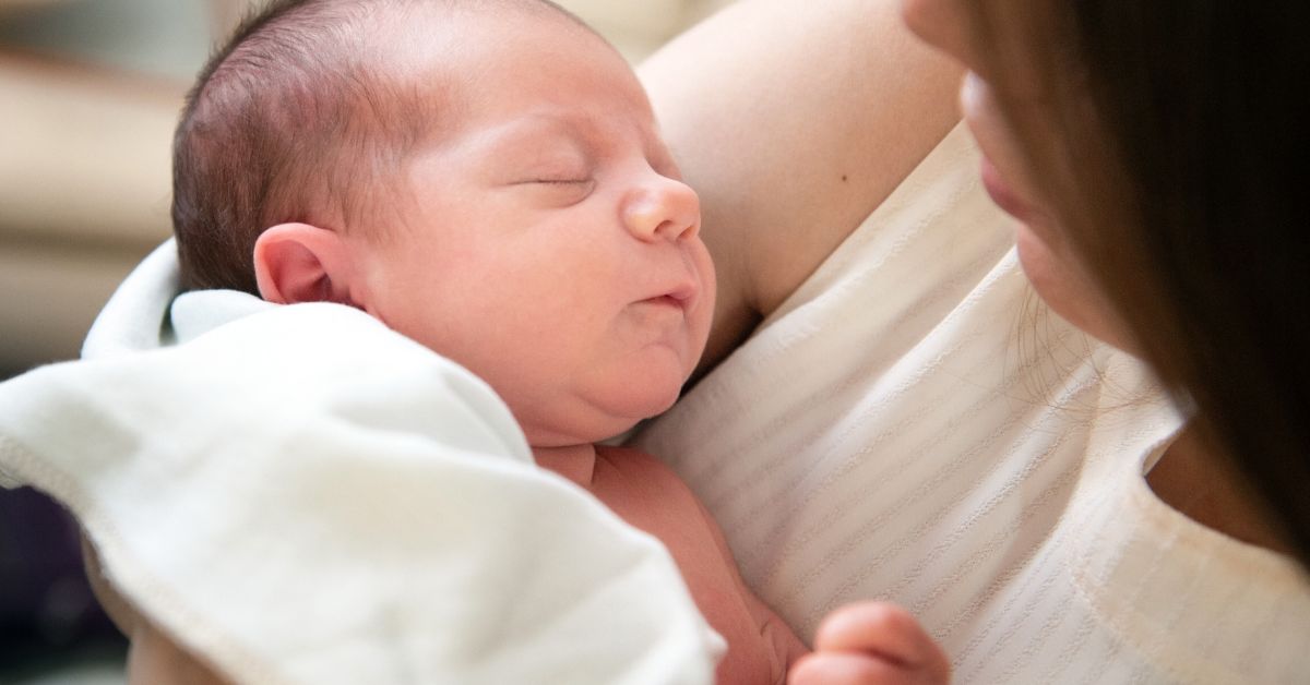Mama drži tek rođenu bebu u naručju