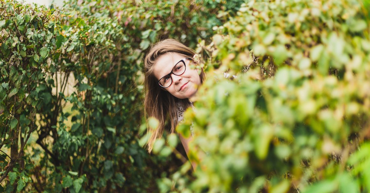 Mama viri iz žbunja