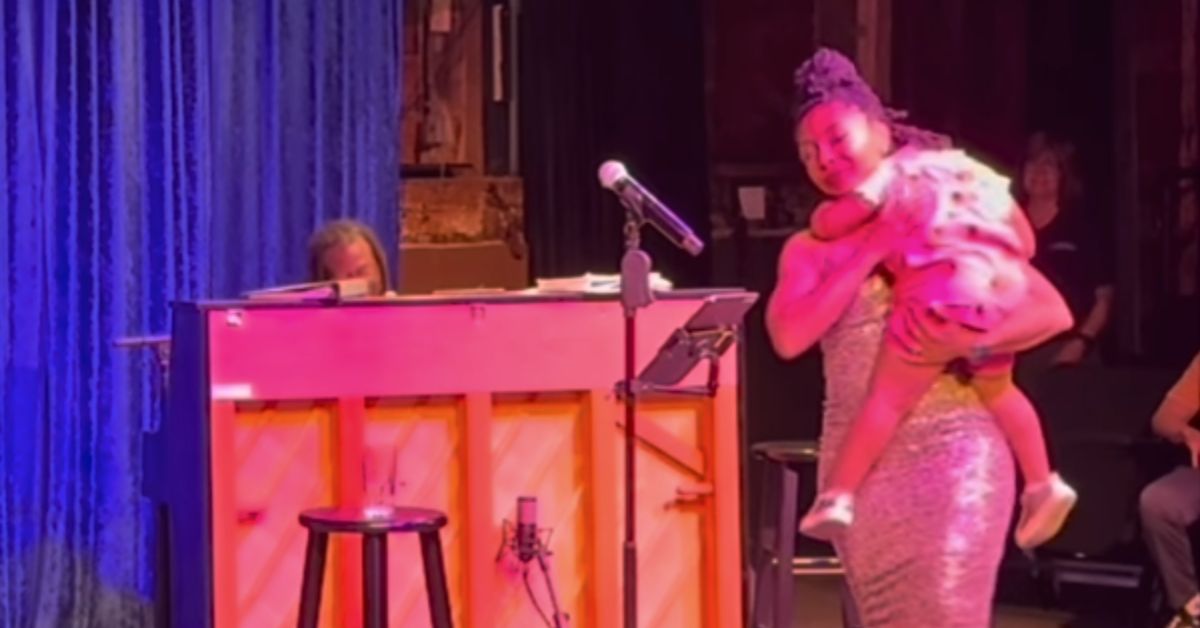 Pevačica drži dete u naručju