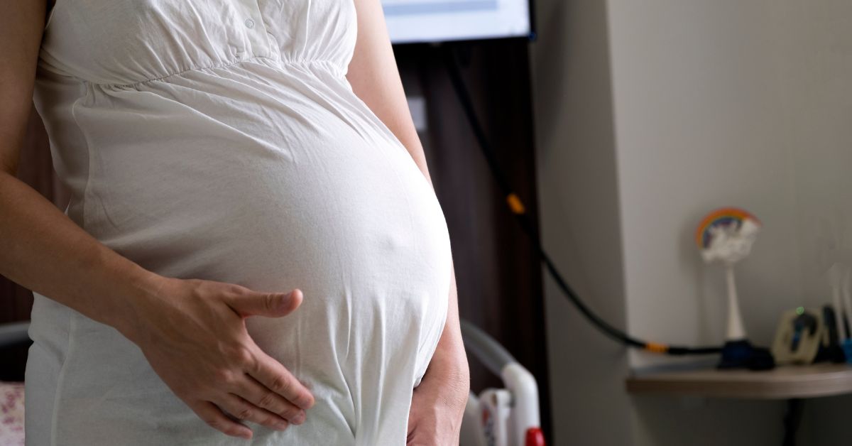Trudnički stomak trudnica pred porođaj