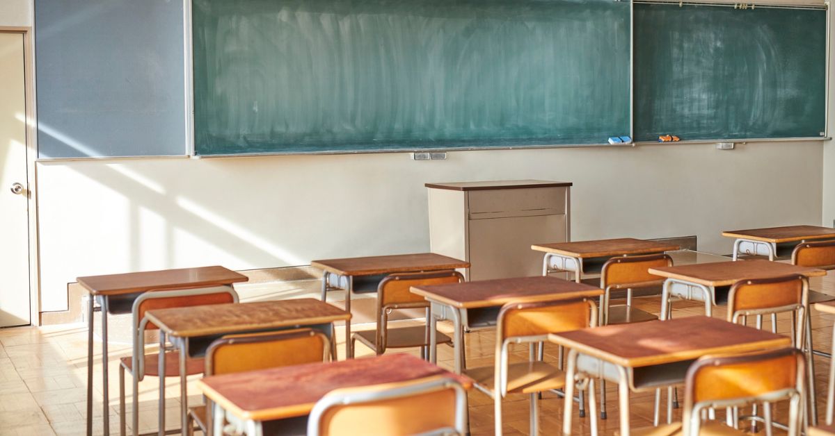 Prazna učionica klupe i tabla
