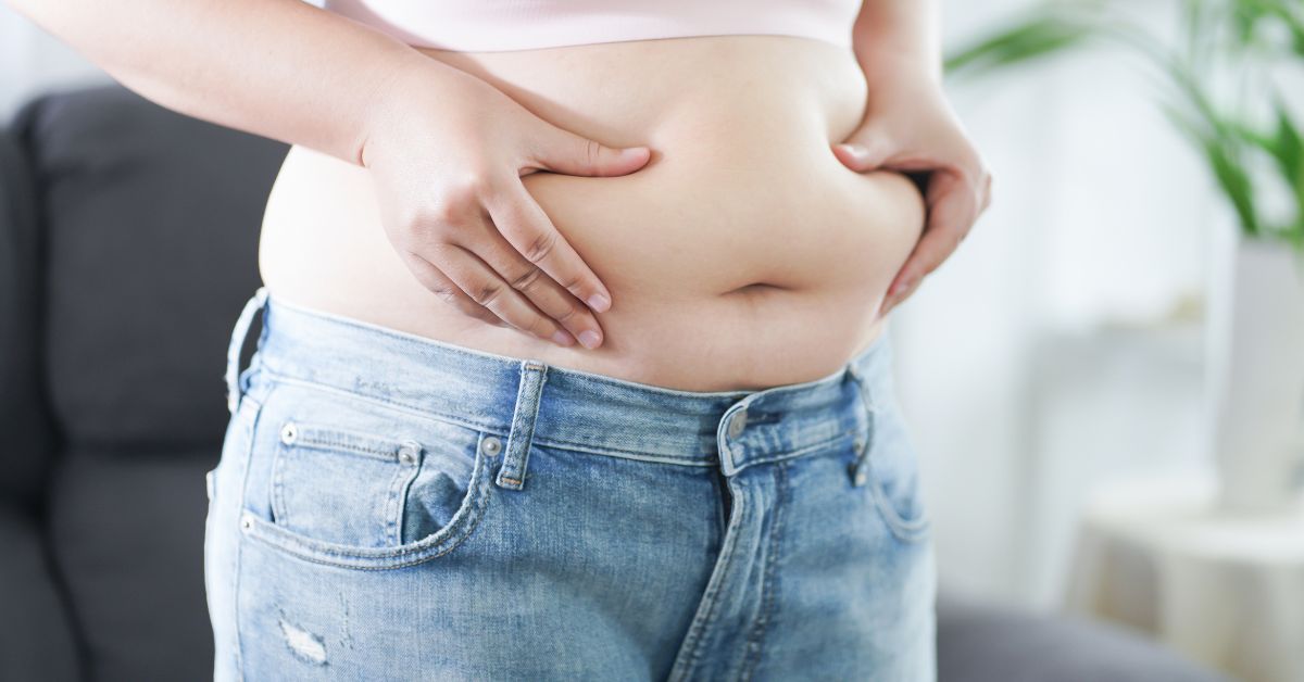 Žena stomak salo na stomaku